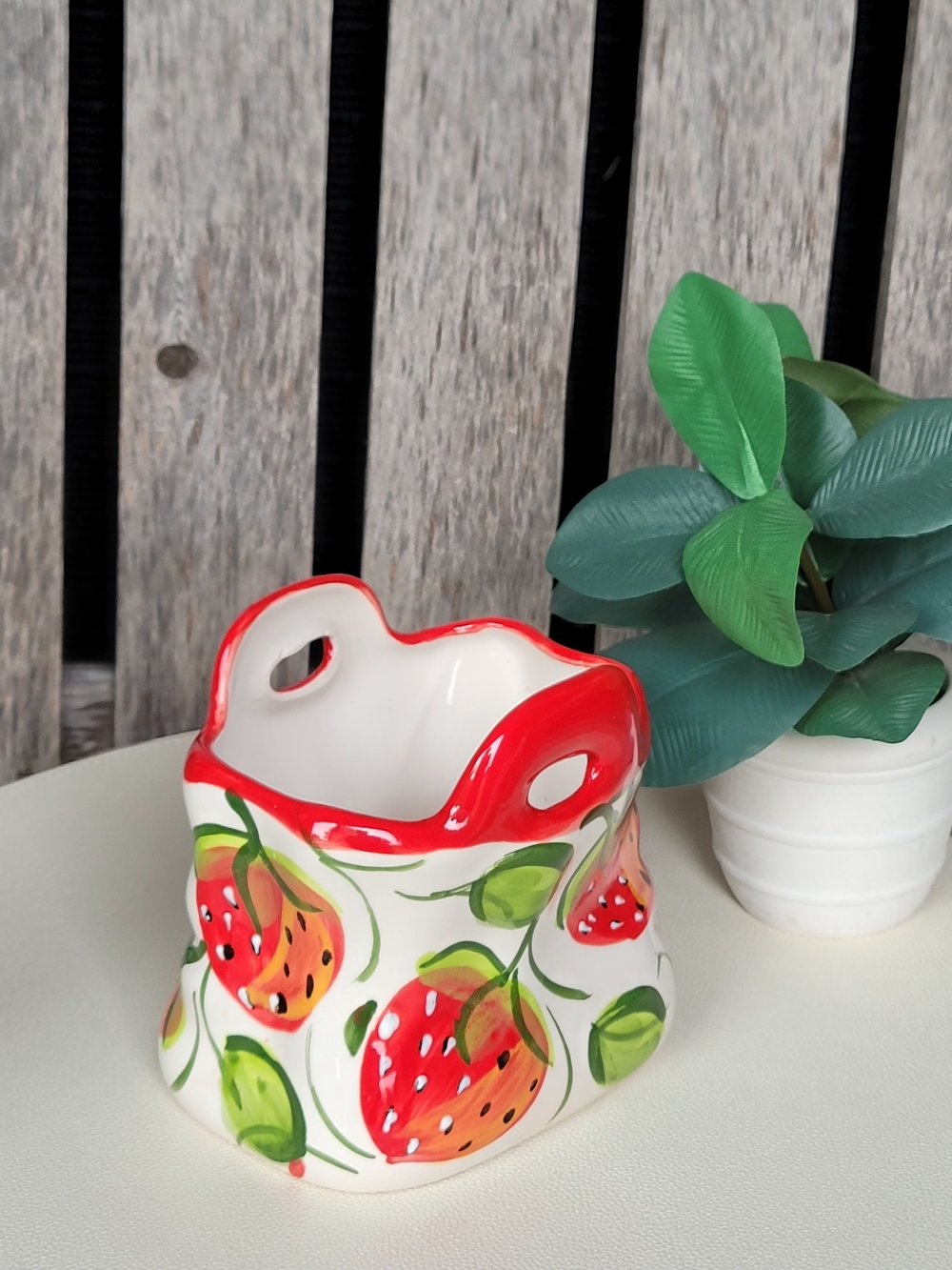 Hand-Painted Strawberry Ceramic Caddy - Red and Green - Ceramicas Anoru - Picture 5 of 10